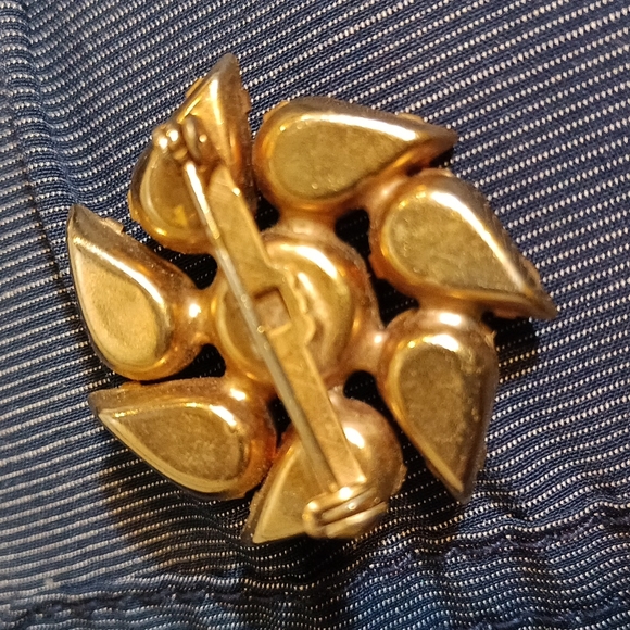 Vintage brown and amber pinwheel style rhinestone brooch. - Picture 3 of 6